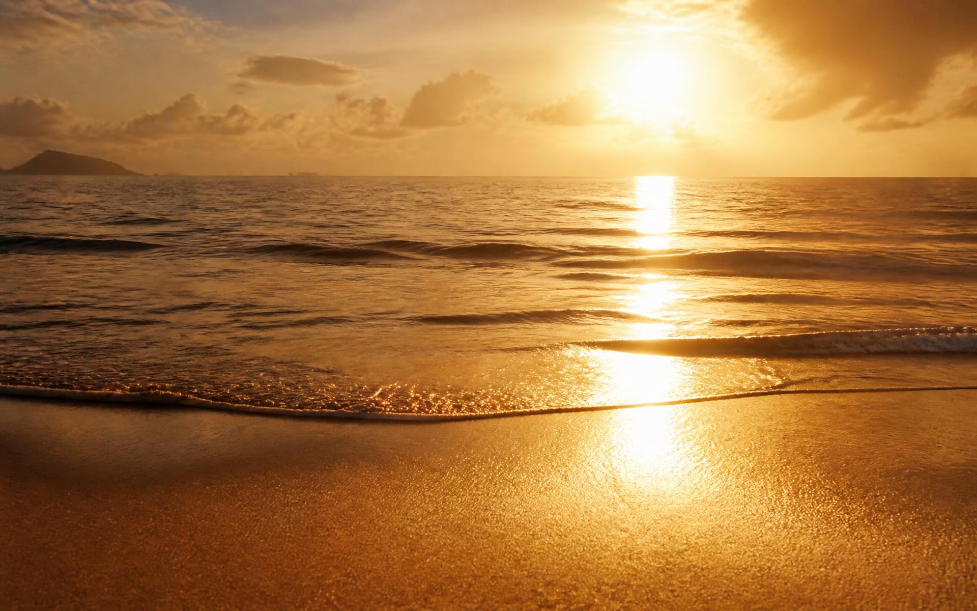 Golden sunrise over the ocean